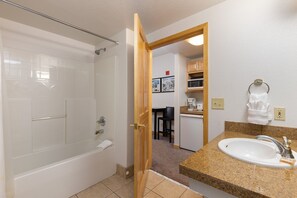 Estudio | Baño | Toallas y shampoo 