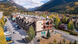 A hotel with a central building, parking lot, and surrounding mountainous landscape. - 5087 Gateway Home by RedAwning (Keystone)