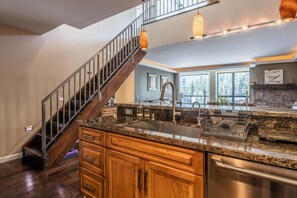 Condo, 3 Bedrooms | Private kitchen | Fridge, oven, coffee/tea maker, toaster