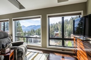 Condo, 3 chambres | Salle de séjour | Téléviseur connecté