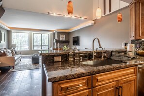 Condo, 3 Bedrooms | Private kitchen | Fridge, oven, coffee/tea maker, toaster