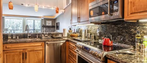 Condo, 3 Bedrooms | Private kitchen | Fridge, oven, coffee/tea maker, toaster