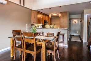 Condo, 3 chambres | Cuisine privée | Réfrigérateur, un four, cafetiÚre-théiÚre, grille-pain