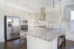 Lave-vaisselle, table de salle à manger