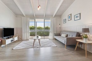 Smart TV, fireplace, Netflix, DVD player - Seaesta Rye by Ready Set Stay - Pet-friendly, solar heated pool, WIFI, Netflix (Rye)