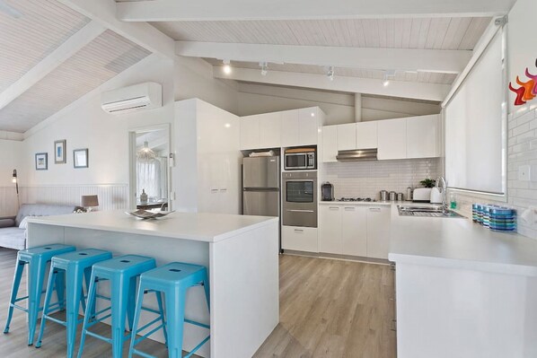 Fridge, microwave, oven, stovetop - Seaesta Rye by Ready Set Stay - Pet-friendly, solar heated pool, WIFI, Netflix (Rye)