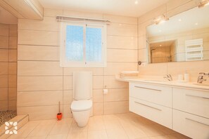 Bathtub, hair dryer