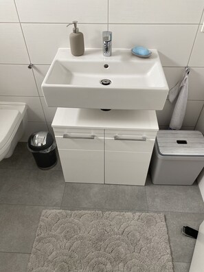 Shower, hair dryer, towels, soap - Guest house "Am Regenbogen " (Saarlouis)