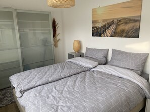 1 slaapkamer, een strijkplank/strijkijzer, gratis wifi, beddengoed