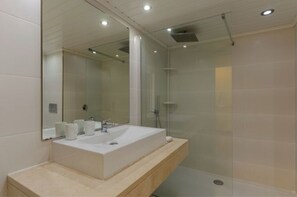 シャワー付き浴槽、ヘアドライヤー、タオル、シャンプー