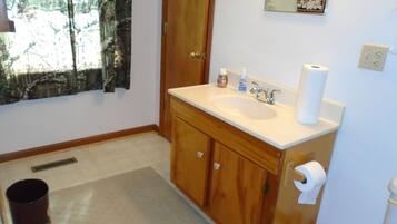 Secador de pelo, toallas, jabón y champú