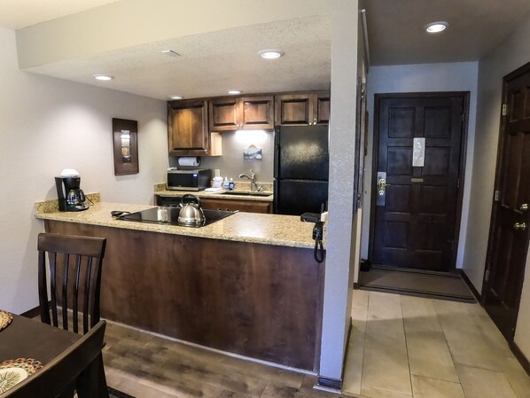 Een koelkast, een microgolfoven, een oven, een kookplaat