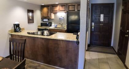 Epic Mountain Views! 2 Miles North of Purgatory! Heated Pool !