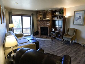 Smart-tv, een open haard en een dvd-speler