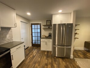 Microondas, lavavajillas, cafetera/tetera, utensilios de cocina