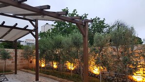 A covered outdoor area with stone flooring and a pergola structure. - Dimora di charme "Corte della Torre" - Morciano di Leuca - Italy (Morciano di Leuca)