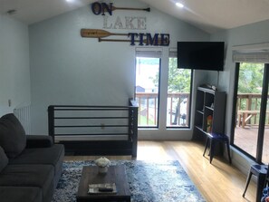 Una Smart TV, un reproductor de DVD, libros, una videoteca