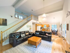 Smart TV, fireplace - Fresh air! Spacious!Pool Table, Game Room, Sleeps 10!🎱 (Helen)