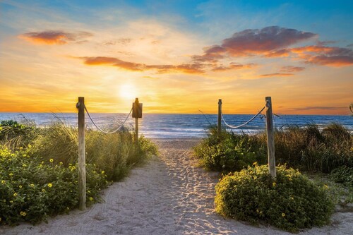 Historic PO Cottage Garden Suite Steps to Beach - Casual Lux Décor - Jensen's "On the Gulf" 6