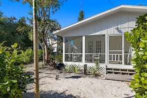 Terrace/patio - Historic Captiva PO Cottage Garden Suite Steps to Beach Casual Lux Décor - Jensen's "On the Gulf" 7 (Captiva)