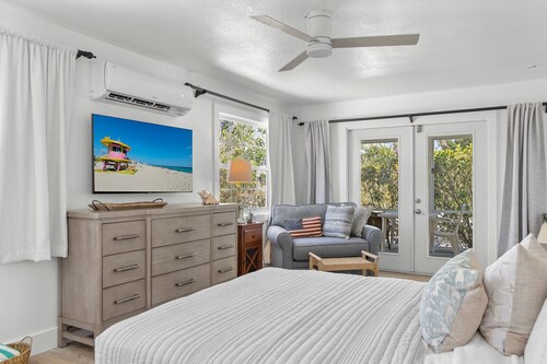 Historic Captiva PO Cottage Garden Suite Steps to Beach Casual Lux Décor - Jensen's "On the Gulf" 7