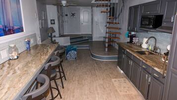 雪櫃、微波爐、焗爐、爐具