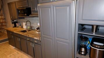 Kjøleskap, mikrobølgeovn, ovn og kokeplater