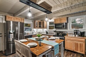 冷蔵庫、電子レンジ、オーブン、コンロ