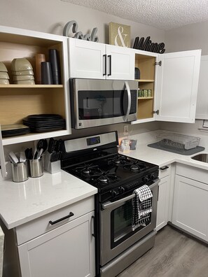 Microondas, lavavajillas, cafetera/tetera