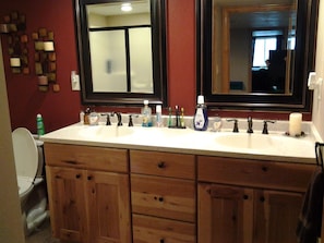 Een bad/douchecombinatie, handdoeken, toiletpapier