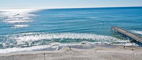 在海灘附近、躺椅、沙灘巾