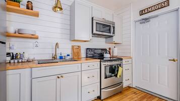 Kjøleskap, mikrobølgeovn, ovn og kokeplater