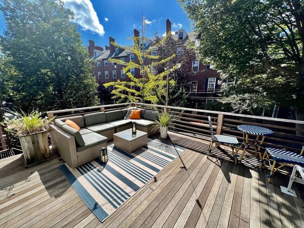 Property grounds - Spacious West End Retreat, 3BR/2BA, Walk Everywhere + Private Deck (Portland)
