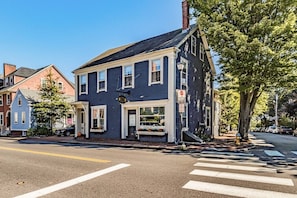 Exterior - Spacious West End Retreat, 3BR/2BA, Walk Everywhere + Private Deck (Portland)