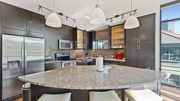 Refrigerador, microondas, horno y parrilla de estufa