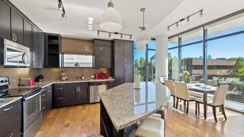 Refrigerador, microondas, horno y parrilla de estufa