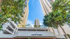 A modern building with a sign reading "Wakiki banyan". - Luxurious, Free Parking & WiFi, Ocean View, Remodeled, 1 Bed Room, No Resort Fee (Honolulu)
