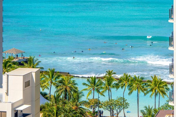 Beach nearby, sun-loungers, beach towels