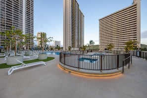 Terrace/patio - Luxurious, Free Parking & WiFi, Ocean View, Remodeled, 1 BR Condo, No Resort Fee (Honolulu)