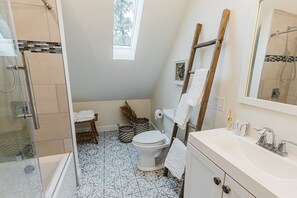 Ensemble douche/baignoire, sèche-cheveux, serviettes fournies, savon