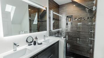 Ensemble douche/baignoire, sèche-cheveux, serviettes fournies, savon