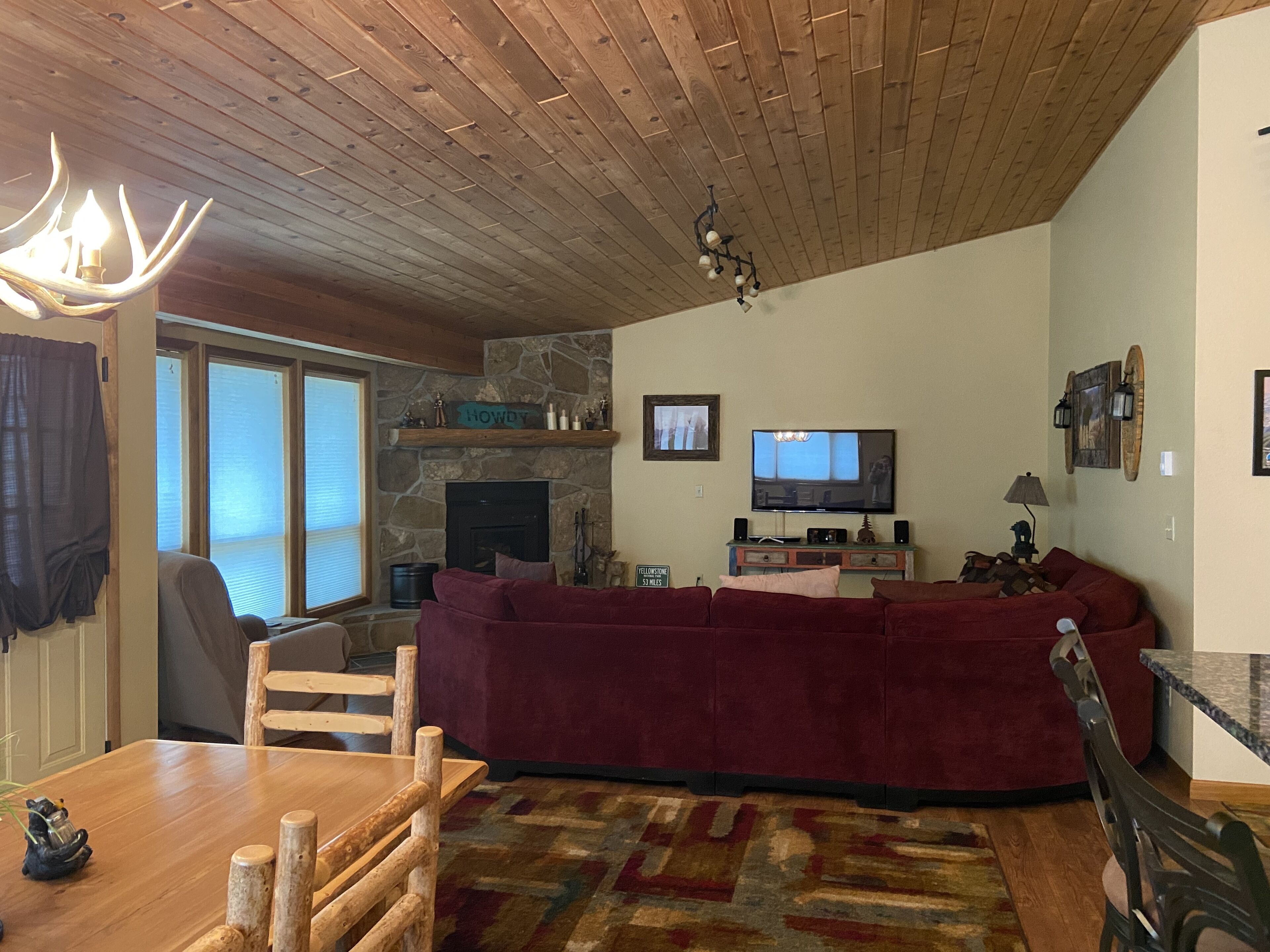 Relax In Beautiful Big Sky Located Just Minutes From Skiing And Town Square! - Big Sky, MT