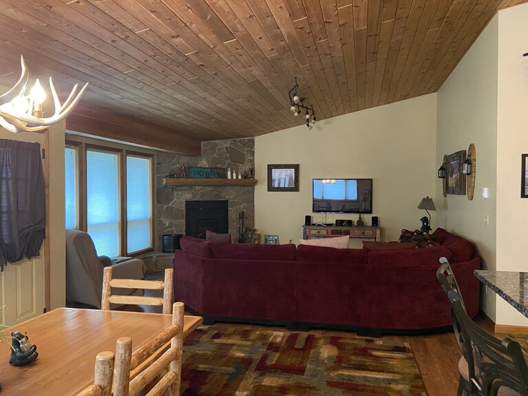 Relax In Beautiful Big Sky Located Just Minutes From Skiing And Town Square! - Big Sky, MT