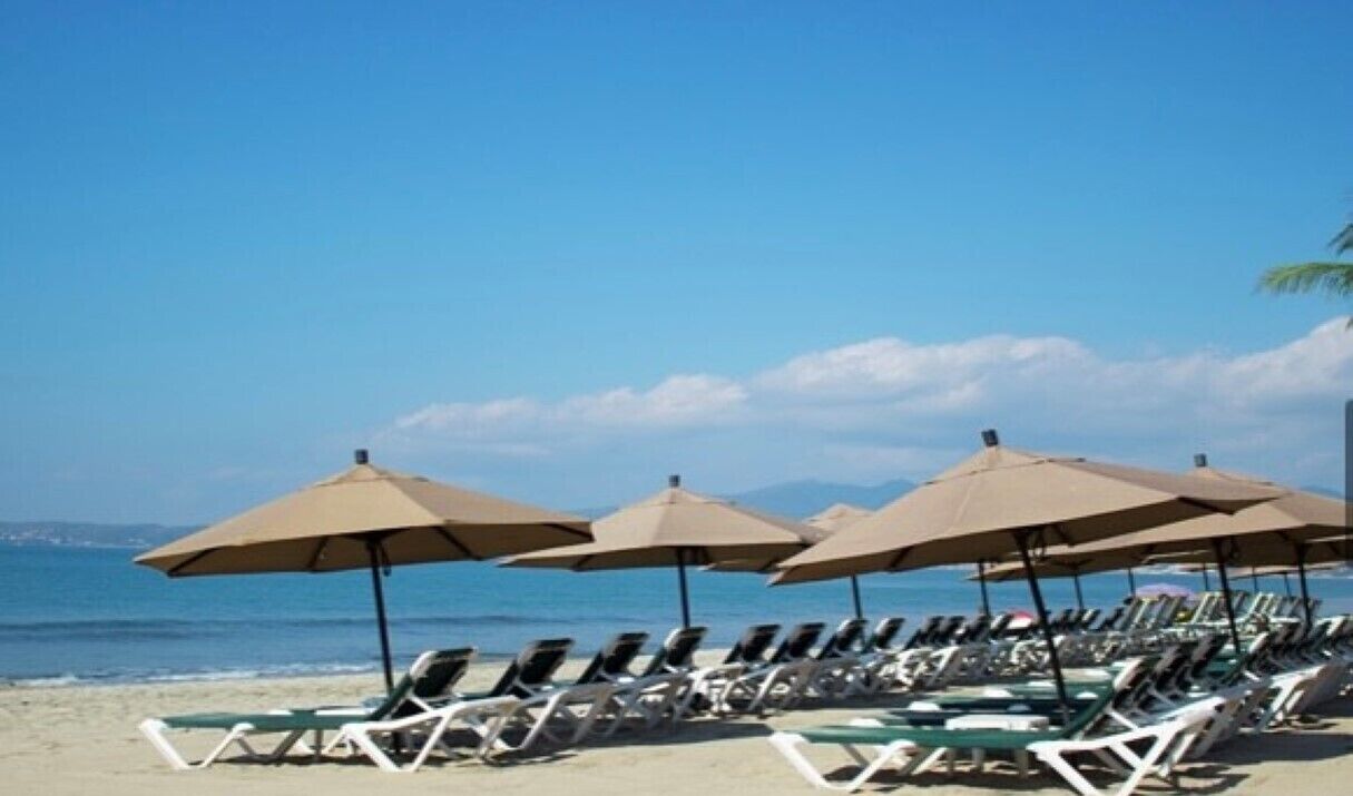 Sulla spiaggia, lettini da mare, teli da spiaggia