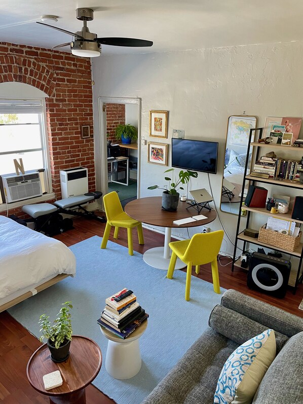 1 bedroom, desk, free WiFi, bed sheets