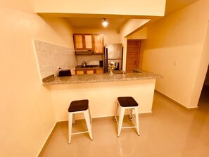 Kühlschrank, Mikrowelle, Herdplatte, Wasserkocher mit Kaffee-/Teezubehör