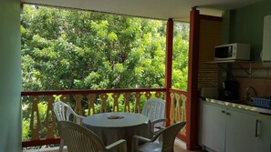 Outdoor dining - Waterfront Studio (sainte anne)