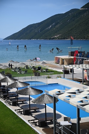Piscina a l'aire lliure de temporada (horari: 09:00-20:00) i para-sols