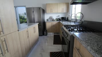 Casa estándar | Cocina privada | Refrigerador con congelador, microondas, horno y parrilla de estufa