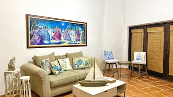 Smart TV, books, stereo